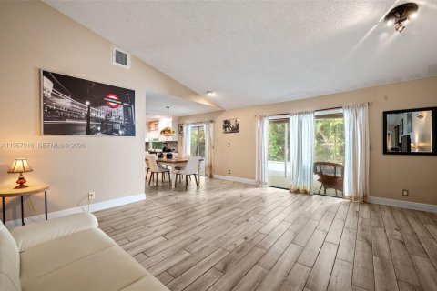 Купить виллу или дом в Корал-Спрингс, Флорида 4 спальни, 186.55м2, № 2051736 - фото 10