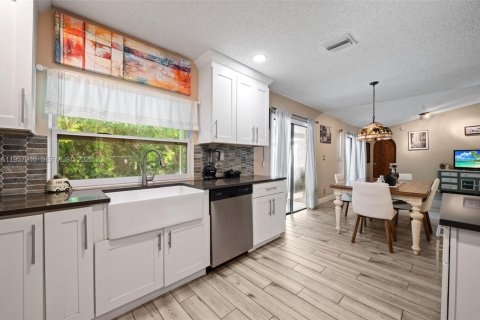 Дом в Корал-Спрингс, Флорида 4 спальни, 186.55м2 № 2051736