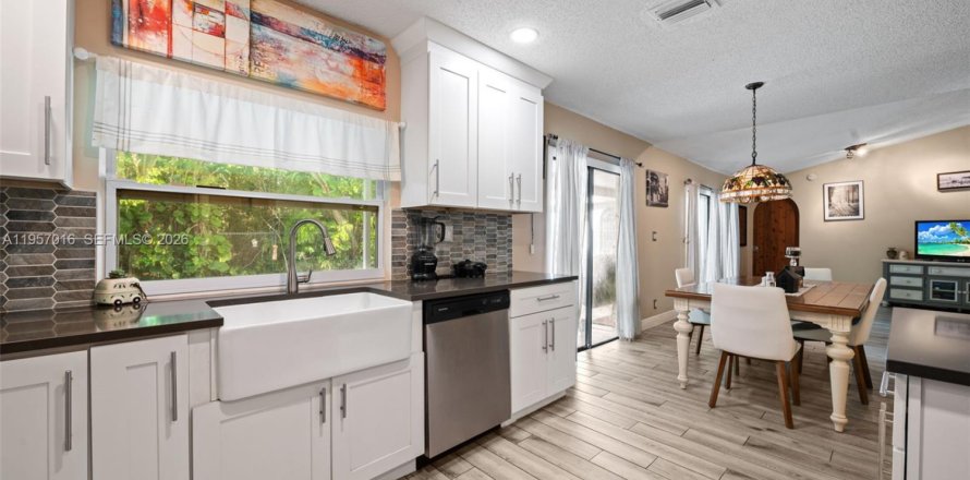 Дом в Корал-Спрингс, Флорида 4 спальни, 186.55м2 № 2051736