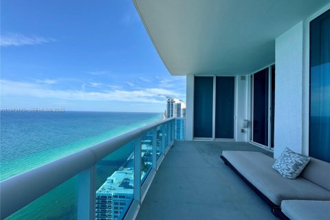 Condominio en Hollywood, Florida, 3 dormitorios  № 2033555
