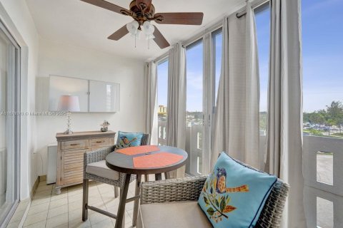 Condominio en venta en Hollywood, Florida, 1 dormitorio, 78.41 m2 № 1928978 - foto 25