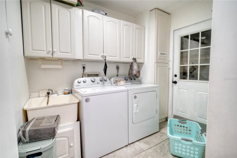 House in Sarasota, Florida 3 bedrooms, 146.88 sq.m. № 2201078 - photo 12