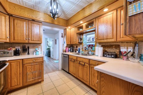 House in Sarasota, Florida 3 bedrooms, 146.88 sq.m. № 2201078 - photo 10