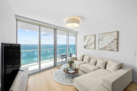 Condo in Sunny Isles Beach, Florida, 2 bedrooms  № 1999110 - photo 1