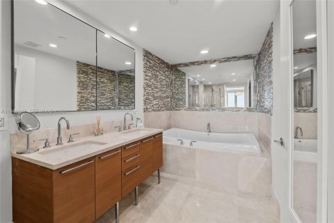 Condo in Sunny Isles Beach, Florida, 2 bedrooms  № 1999110 - photo 15