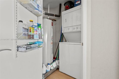 Condo in Sunny Isles Beach, Florida, 2 bedrooms  № 1999110 - photo 21