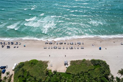 Condo in Sunny Isles Beach, Florida, 2 bedrooms  № 1999110 - photo 25