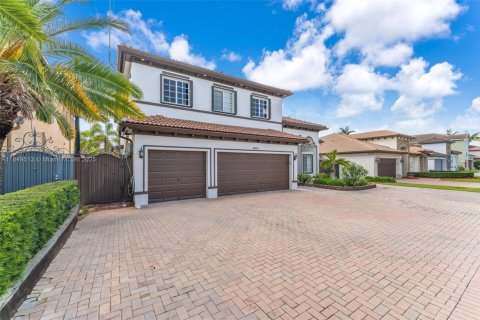 House in Miami, Florida 4 bedrooms, 259.66 sq.m. № 1852266 - photo 2