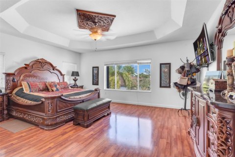 House in Miami, Florida 4 bedrooms, 259.66 sq.m. № 1852266 - photo 16