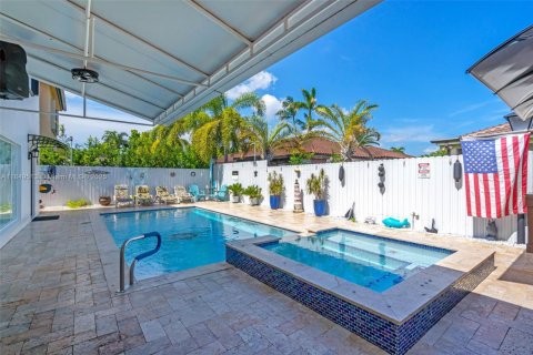 House in Miami, Florida 4 bedrooms, 259.66 sq.m. № 1852266 - photo 27