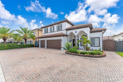 House in Miami, Florida 4 bedrooms, 259.66 sq.m. № 1852266 - photo 3