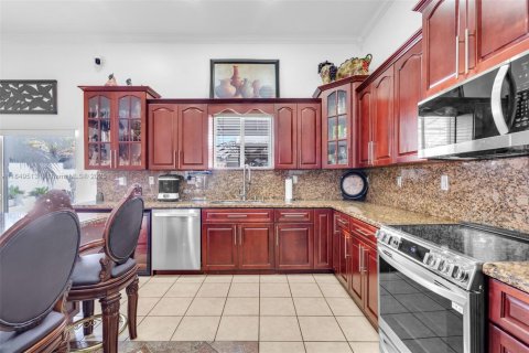 House in Miami, Florida 4 bedrooms, 259.66 sq.m. № 1852266 - photo 10