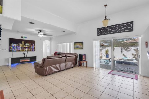 House in Miami, Florida 4 bedrooms, 259.66 sq.m. № 1852266 - photo 7