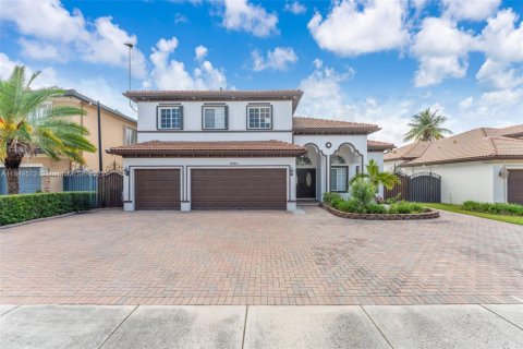 House in Miami, Florida 4 bedrooms, 259.66 sq.m. № 1852266 - photo 1