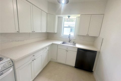 Снять в аренду виллу или дом в Дания-Бич, Флорида 2 спальни, 106.84м2, № 2075007 - фото 2