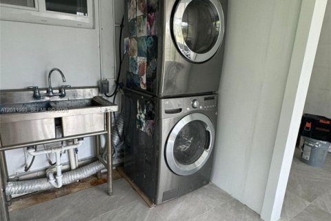 Снять в аренду виллу или дом в Дания-Бич, Флорида 2 спальни, 106.84м2, № 2075007 - фото 10