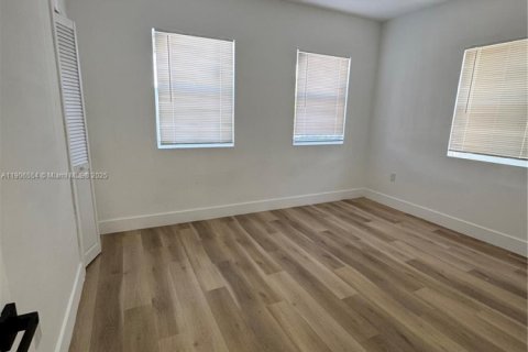 Casa en alquiler en Miami, Florida, 2 dormitorios, 356.37 m2 № 1957104 - foto 5