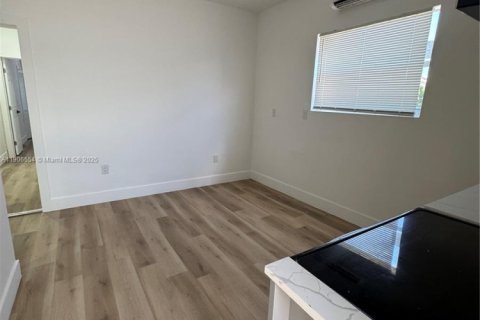 Casa en alquiler en Miami, Florida, 2 dormitorios, 356.37 m2 № 1957104 - foto 14