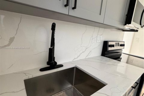 Casa en alquiler en Miami, Florida, 2 dormitorios, 356.37 m2 № 1957104 - foto 10