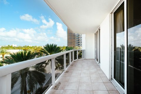 Condo in Surfside, Florida, 2 bedrooms  № 2081096 - photo 11