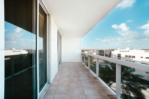 Condo in Surfside, Florida, 2 bedrooms  № 2081096 - photo 12