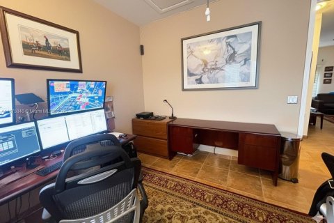 Condo in Surfside, Florida, 3 bedrooms  № 1922876 - photo 28