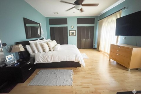 Condo in Surfside, Florida, 3 bedrooms  № 1922876 - photo 22