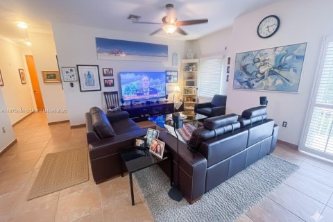 Condo in Surfside, Florida, 3 bedrooms  № 1922876 - photo 8