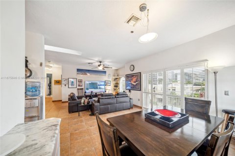 Condo in Surfside, Florida, 3 bedrooms  № 1922876 - photo 9