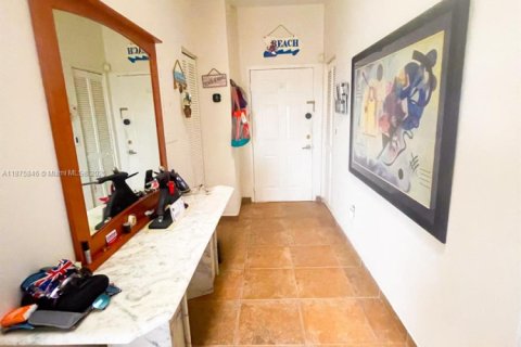 Condo in Surfside, Florida, 3 bedrooms  № 1922876 - photo 4