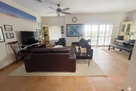 Condo in Surfside, Florida, 3 bedrooms  № 1922876 - photo 6