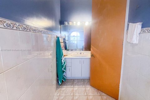 Condo in Surfside, Florida, 3 bedrooms  № 1922876 - photo 25