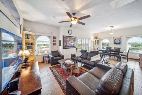 Condo in Surfside, Florida, 3 bedrooms  № 1922876 - photo 1