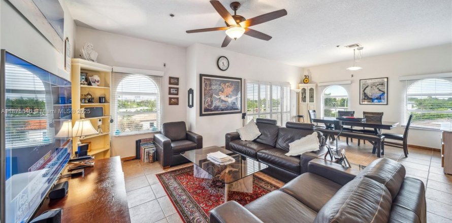 Condo in Surfside, Florida, 3 bedrooms  № 1922876