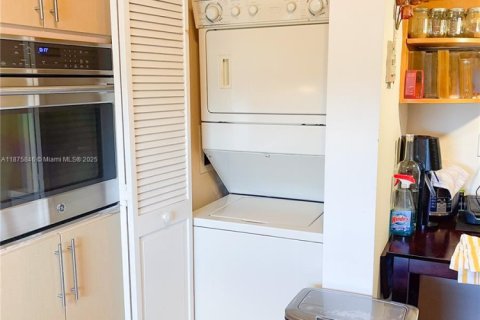 Condo in Surfside, Florida, 3 bedrooms  № 1922876 - photo 19