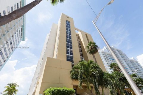 Condo in Miami Beach, Florida, 1 bedroom  № 1890980 - photo 2