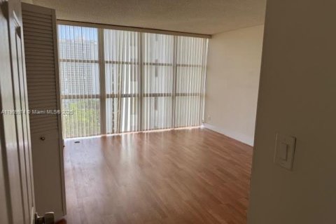 Condo in Aventura, Florida, 2 bedrooms  № 2013197 - photo 7