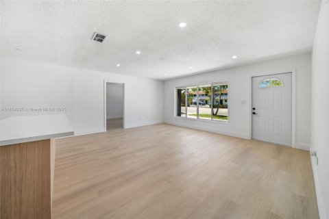 House in Lake Park, Florida 3 bedrooms, 131.92 sq.m. № 1887673 - photo 4