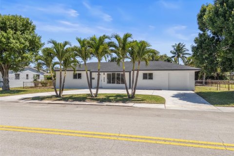 House in Lake Park, Florida 3 bedrooms, 131.92 sq.m. № 1887673 - photo 1
