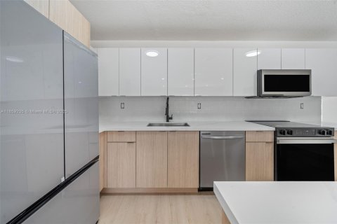 House in Lake Park, Florida 3 bedrooms, 131.92 sq.m. № 1887673 - photo 5