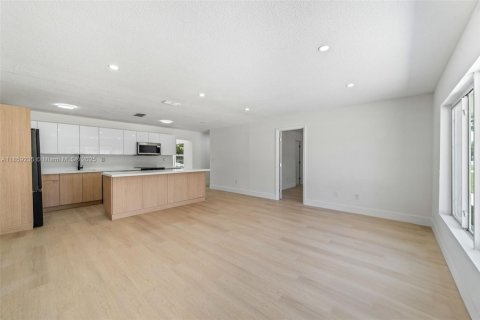 House in Lake Park, Florida 3 bedrooms, 131.92 sq.m. № 1887673 - photo 3