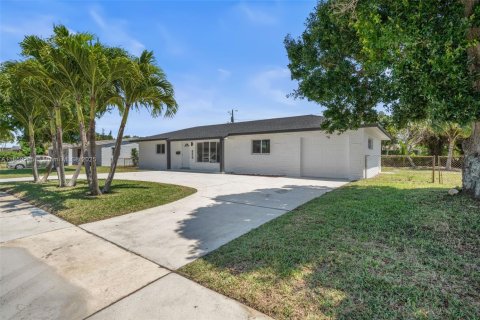 House in Lake Park, Florida 3 bedrooms, 131.92 sq.m. № 1887673 - photo 18