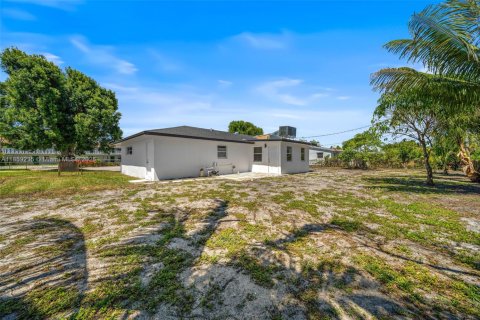 House in Lake Park, Florida 3 bedrooms, 131.92 sq.m. № 1887673 - photo 15