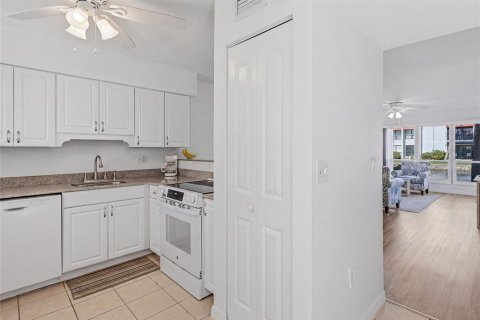 Condo in Bradenton Beach, Florida, 1 bedroom  № 2208777 - photo 8
