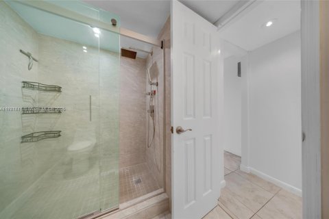 Condo in North Bay Village, Florida, 1 bedroom  № 1784155 - photo 24