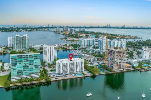 Condo in North Bay Village, Florida, 1 bedroom  № 1784155 - photo 1