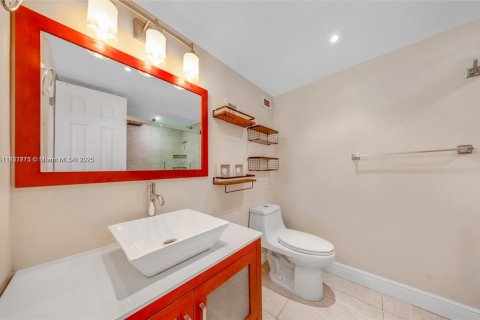 Condo in North Bay Village, Florida, 1 bedroom  № 1784155 - photo 23