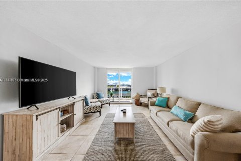 Condo in North Bay Village, Florida, 1 bedroom  № 1784155 - photo 7