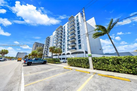 Condo in North Bay Village, Florida, 1 bedroom  № 1784155 - photo 4