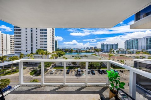 Condo in North Bay Village, Florida, 1 bedroom  № 1784155 - photo 27